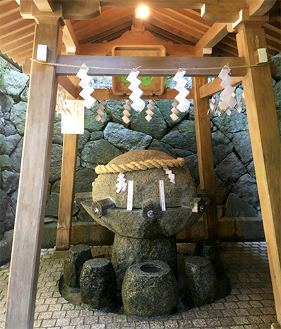 Giếng nước thiêng ở đền Sai.